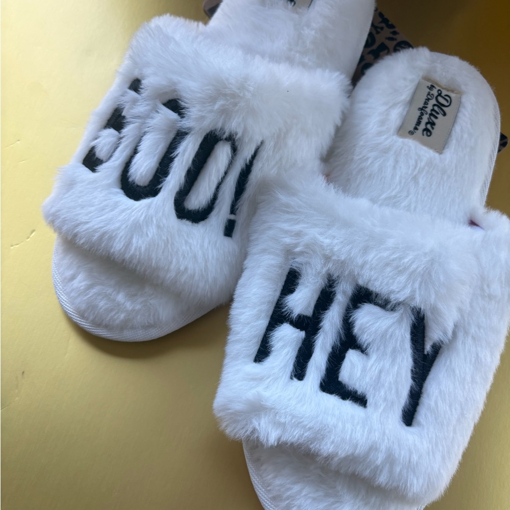 Dearfoams White Furry Slippers with Black Logo - Picture 4 of 5